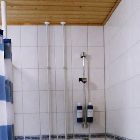 Yksioe Jaervinaekoealalla, Ilmainen Parkki